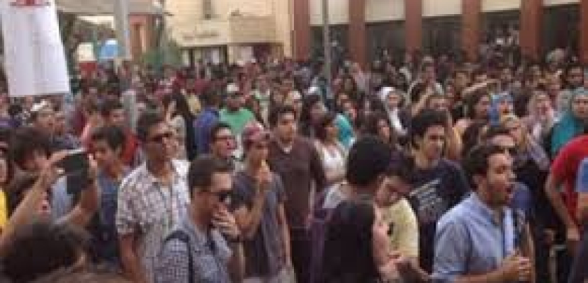 طلاب إعلام القاهرة يتظاهرون تنديدا بمقتل طالب الهندسة