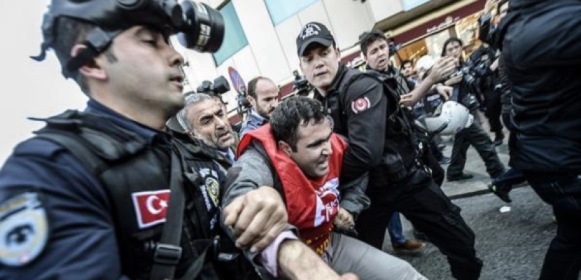 اعتقال 100 طالب فى جامعة “جكور اوفا” بتركيا