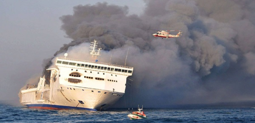 بدء عملية إجلاء لـ 466 راكبا بعد حريق عبارة إيطالية قبالة سواحل اليونان