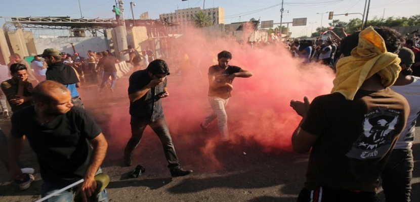 الأمن العراقي يطلق الغاز المسيل للدموع لمنع وصول متظاهرين إلى المنطقة الخضراء