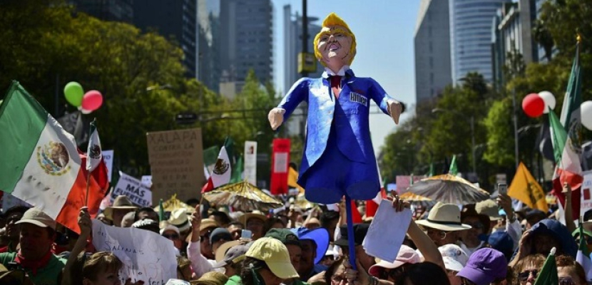 آلاف المكسيكيين يتظاهرون ضد ترامب