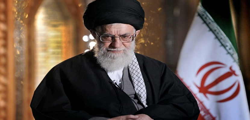 رسميًا.. خامنئي يسلم روحاني مرسوم تولي رئاسة إيران