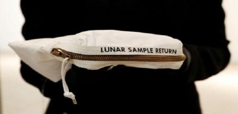 بيع حقيبة جمع فيها نيل أرمسترونج عينات من القمر لقاء 1.8 مليون دولار