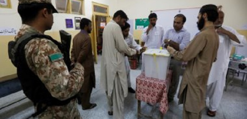 فتح صناديق الاقتراع فى الانتخابات التشريعية بباكستان