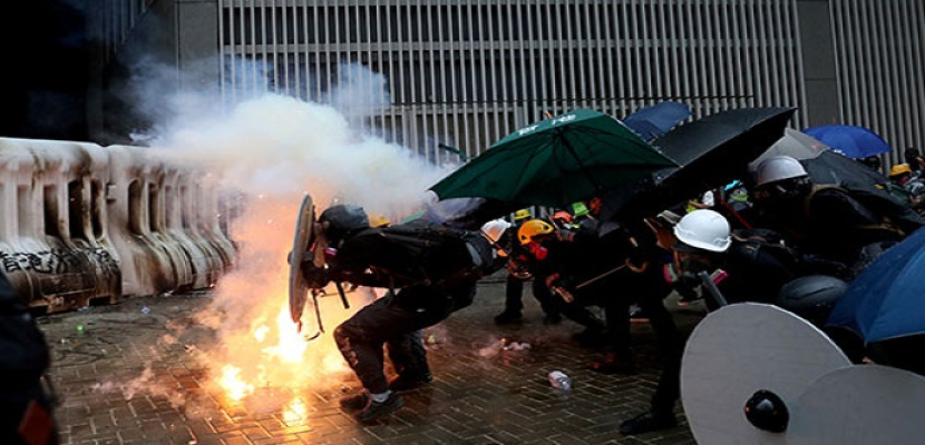 شرطة هونج كونج تطلق الغاز المسيل للدموع لتفريق محتجين