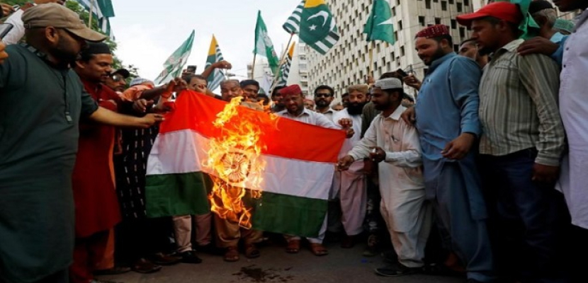 عشرات آلاف الباكستانيين يتظاهرون احتجاجا على الهند بسبب كشمير