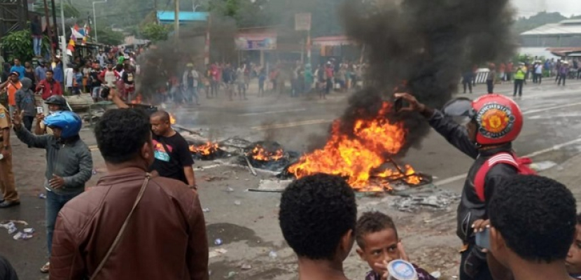 إندونيسيا.. أعمال عنف جديدة في بابوا والشرطة تحظر المظاهرات