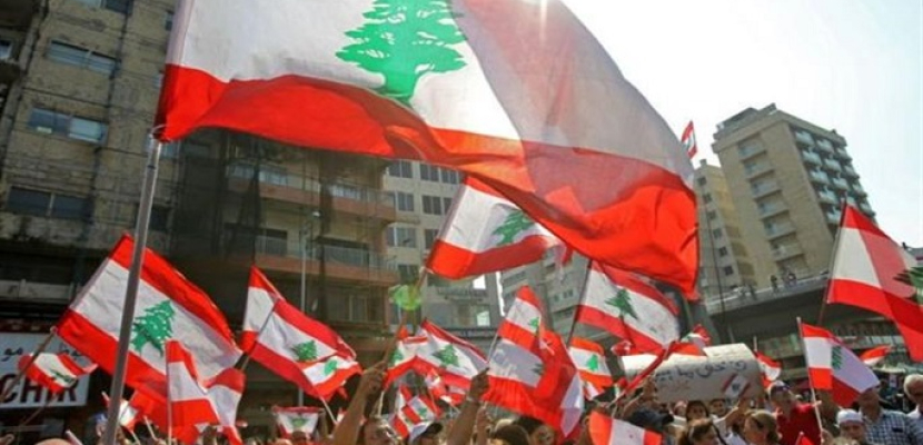 احتجاجات لبنان تدخل يومها الثاني عشر بتكثيف قطع الطرق ودعوات لعصيان مدني