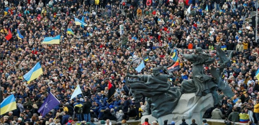 احتشاد الآلاف في كييف للاحتجاج على خطة لحكم ذاتي في شرق أوكرانيا