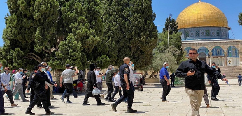 مستوطنون يقتحمون باحات الأقصى بحماية شرطة الاحتلال الإسرائيلي