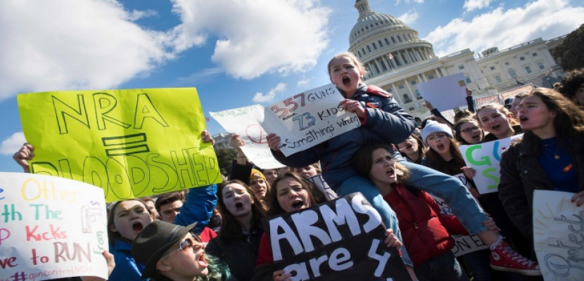 طلاب أمريكيون يتظاهرون أمام البيت الأبيض للمطالبة بوقف اطلاق النار على غزة