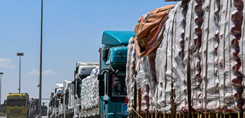 دخول شاحنات مساعدات إنسانية إلى قطاع غزة عبر معبر كرم أبوسالم