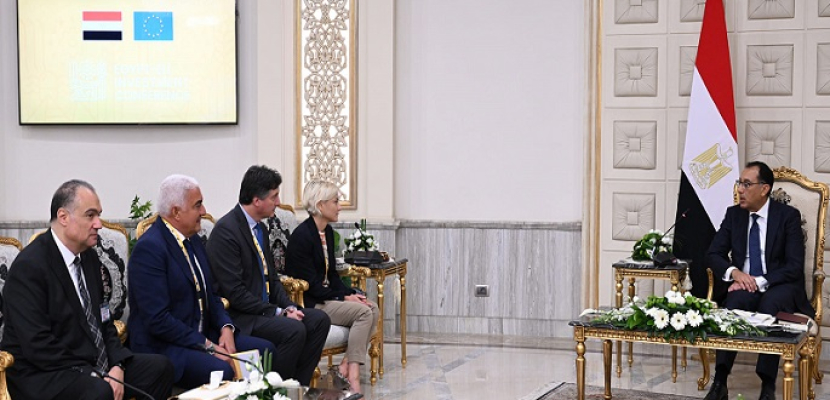بالصور.. رئيس الوزراء يلتقي رئيسة منطقة شمال أفريقيا والمشرق العربي بشركة إيني الإيطالية